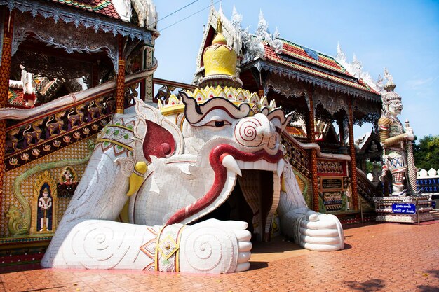 O túnel de Hanuman sob o antigo salão de ordenação ou ubosot antigo para os viajantes tailandeses visita o respeito ao Buda místico no templo Wat Si Uthumphon em 2 de novembro de 2024 em Nakhon Sawan, na Tailândia.