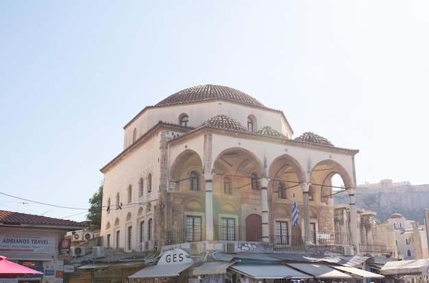 O turismo é um setor decisivo de esperança para a economia grega. Atenienses e turistas na Praça Monastiraki