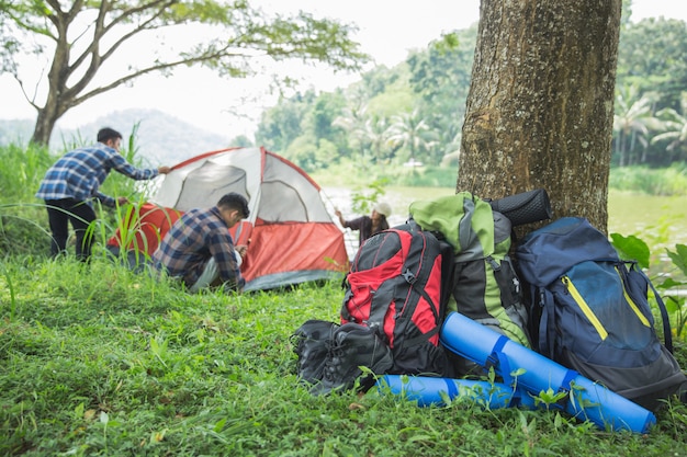 O turista ajuda-se a preparar a barraca