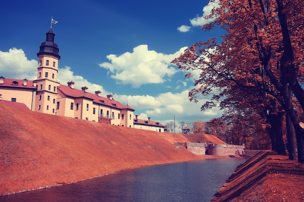 O turista vê o castelo na Bielorrússia