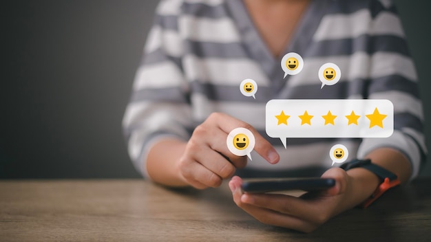 O usuário dá classificação à experiência de serviço no aplicativo on-line Conceito de pesquisa de feedback de satisfação do cliente O cliente pode avaliar a qualidade do serviço levando ao ranking de reputação do negócio