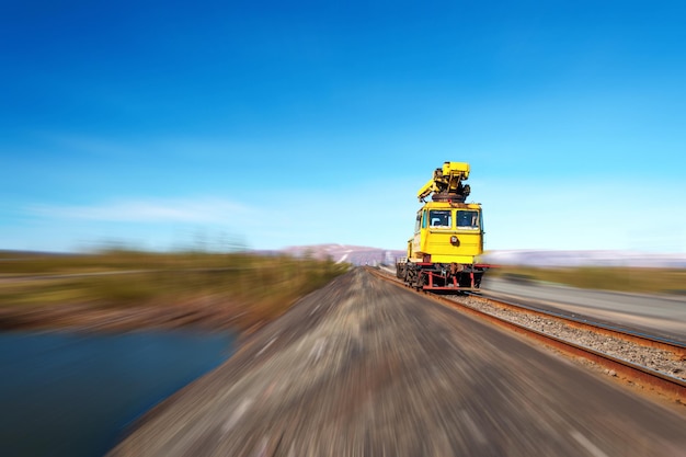 O vagão se move ao longo da ferrovia