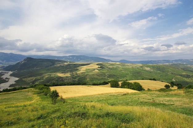 O vale nas montanhas do Cáucaso, Azerbaijão