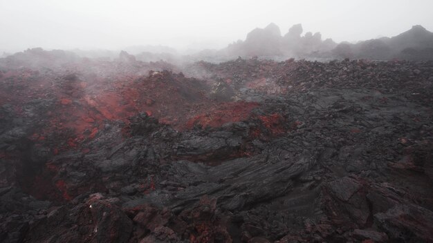 O vapor saindo das rachaduras da lava vulcânica