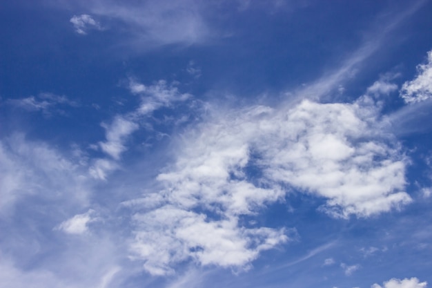 Foto o vasto céu azul é brilhante e belas nuvens brancas para o fundo.