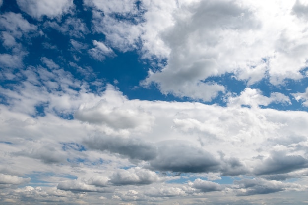 O vasto céu azul e o céu de nuvens. fundo da natureza.