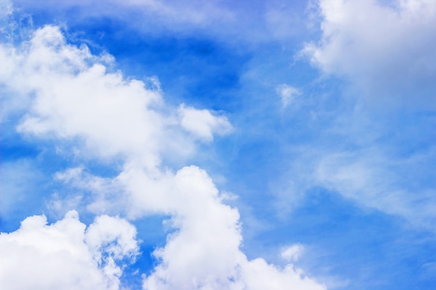 O vasto céu é brilhante e belas nuvens brancas da nova manhã.