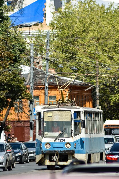 O velho bonde passa pela cidade