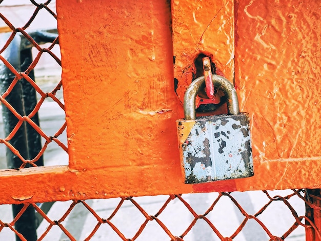 O velho cadeado pendurado na porta vintage.