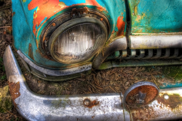 O velho carro soviético abandonado dos tempos da URSS