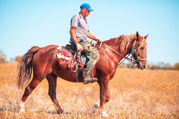 O velho cossaco montando um cavalo