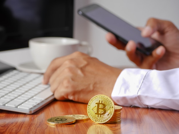 o velho faz dinheiro digital bitcoin de smartphone móvel