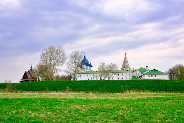 Foto o velho kremlin atrás da muralha de terra