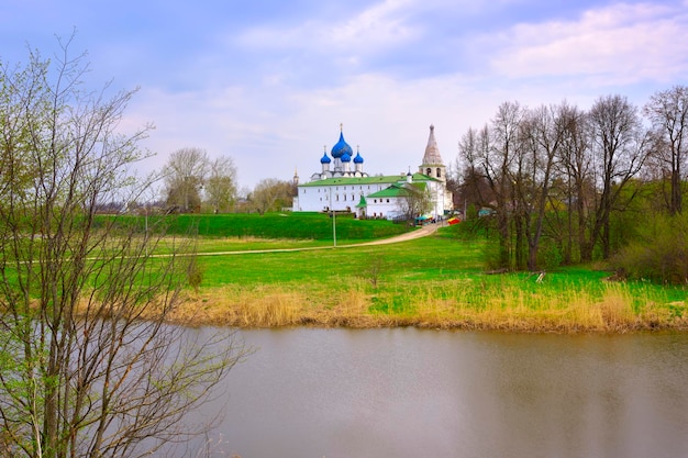 O velho Kremlin na margem do rio