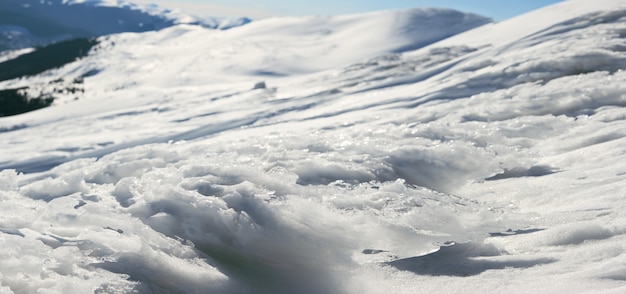 O vento forma pedaços de gelo no fundo da paisagem montanhosa (montagem na Ucrânia, Monte dos Cárpatos, Stara e Petros atrás). Imagem de costura de cinco tiros.