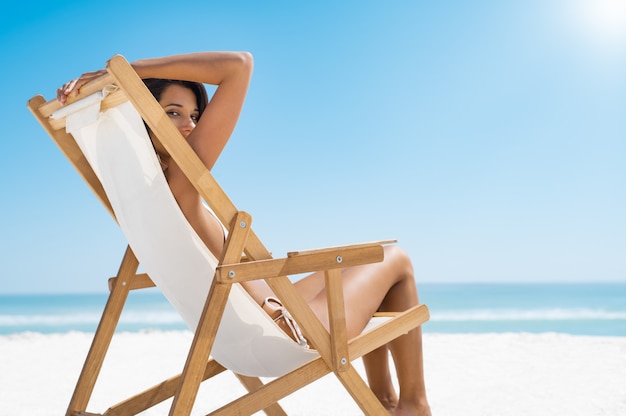 O verão bonito da menina relaxa