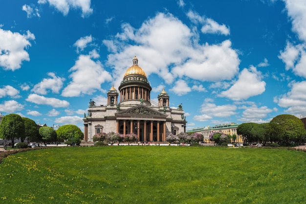 Foto o verão cênico com a catedral de santo isaac, marco icônico em são petersburgo, rússia