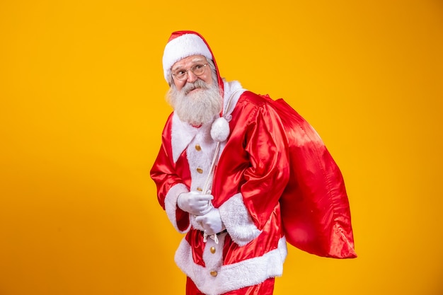 O verdadeiro Papai Noel com um fundo vermelho, usando óculos, luvas e um chapéu que olha de lado.