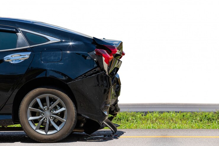 Foto o verso do carro preto é danificado por acidente na estrada