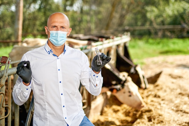 O veterinário da fazenda faz análises.