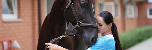 O veterinário da mulher realiza o exame médico do cavalo esportivo