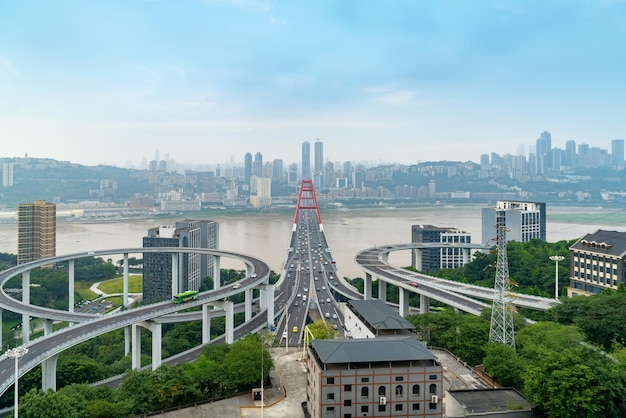 O viaduto circular e o horizonte urbano estão em chongqing china