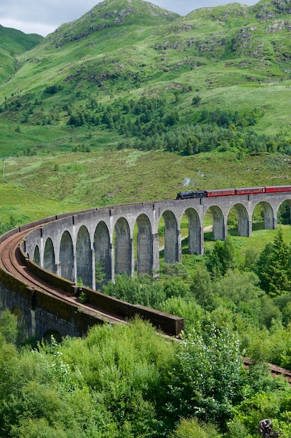 Foto o viaduto de glenfinnan com uma envergadura curva de 21 arcos apresentado em vários filmes de harry potter