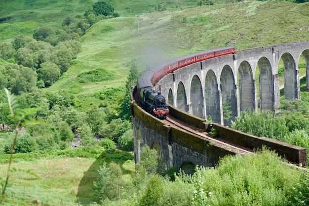 O viaduto de glenfinnan com uma envergadura curva de 21 arcos apresentado em vários filmes de harry potter