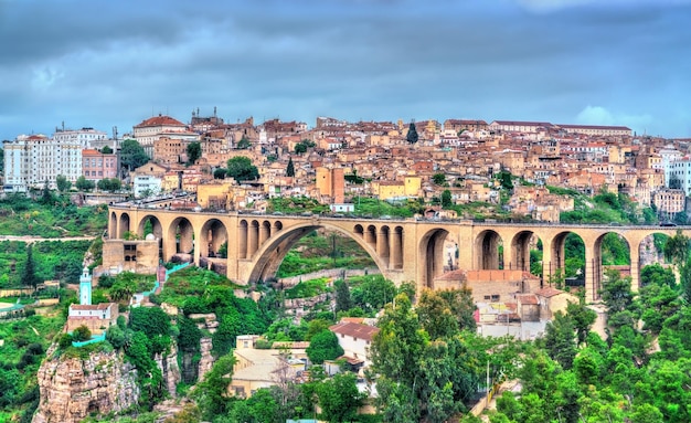 O Viaduto Sidi Rached através do desfiladeiro do rio Rhummel em Constantine, Argélia, África do Norte