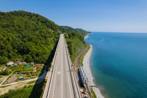 O viaduto zubova schel é uma ponte rodoviária dzhubga adler estrada federal vista aérea do carro dirigindo alo