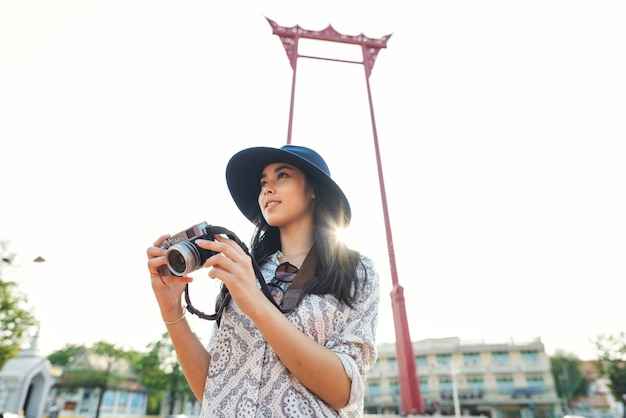 O viajante feminino asiático solo