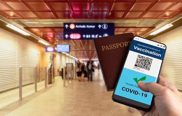 O viajante possui certificado de passaporte de vacina para mostrar o status de vacinação COVID 19
