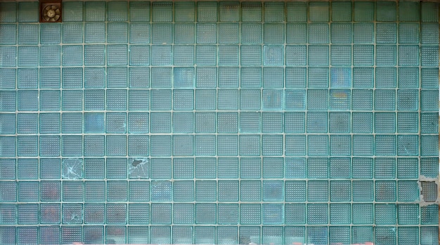 O vidro bloqueia a textura da parede com pequena ventilação de fábrica