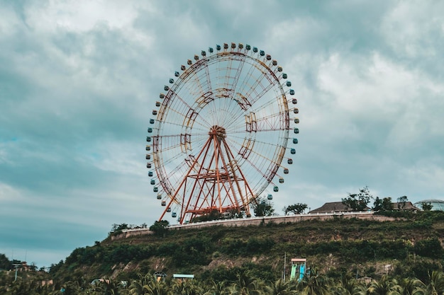 O Vinpearl Resort está situado na ilha de Hon Tre, próximo a Nha Trang, com parque de diversões e resorts de luxo.