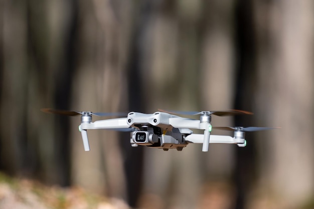 O vôo do helicóptero tecnologia moderna para filmagem de fotos e vídeos