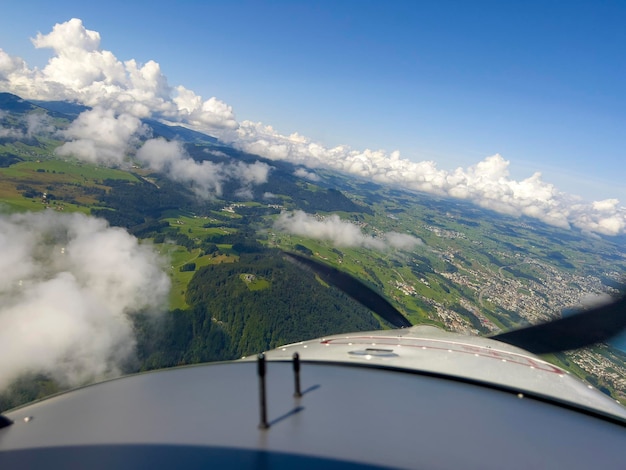 O voo sobre a Suíça com o avião a hélice