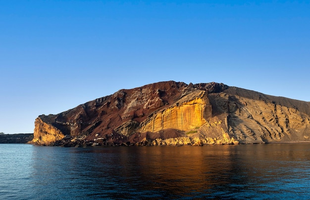 O vulcão Linosa chamado Monte Nero na praia de Cala Pozzolana di Ponente Sicília
