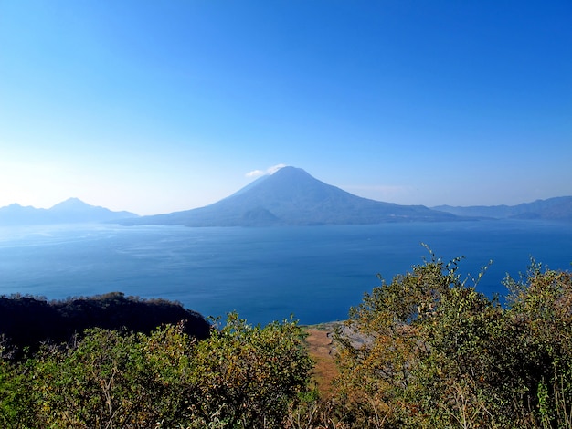 O vulcão no lago Atitlan na Guatemala