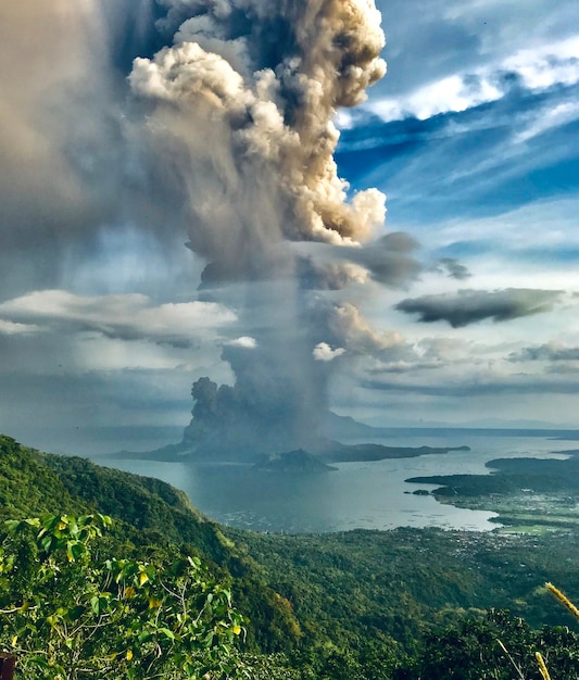 Foto o vulcão taal acordou depois de 43 anos de sono e entrou em erupção recentemente.