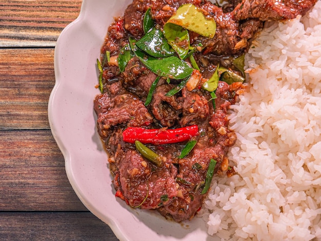 Foto o wagrill kaffir folhas de limão arroz picante comida tailandesa