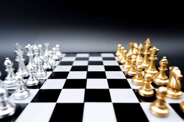 Foto o xadrez de batalha no tabuleiro de xadrez. conceito de líder de negócios para a estratégia de alvo de mercado