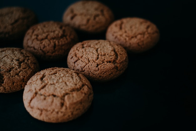 Oatcake na mesa escura