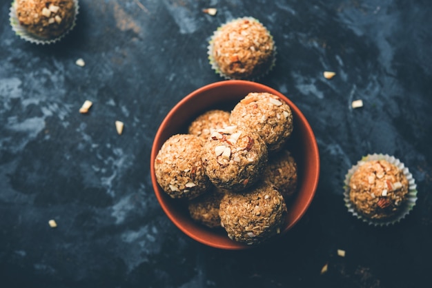 Oats laddu o Ladoo también conocido como bolas de energía proteica. servido en un plato o tazón. enfoque selectivo