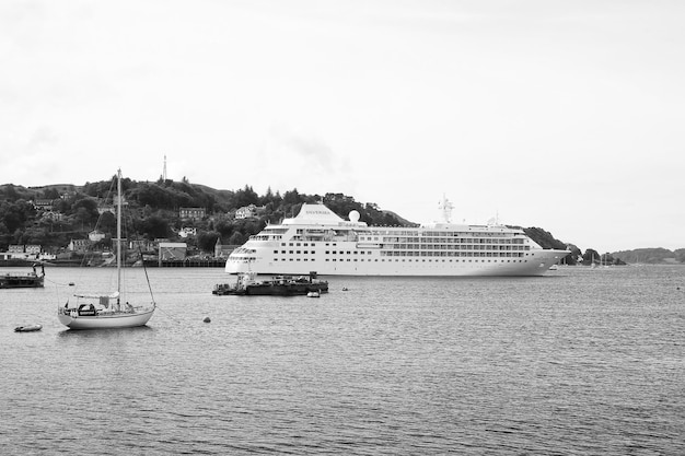 Oban Reino Unido 20 de fevereiro de 2010 embarcações aquáticas no mar ao longo da costa da montanha Cruzeiro e barcos à vela no mar Viajar pela água Aventura e descoberta Férias de verão e desejo de viajar