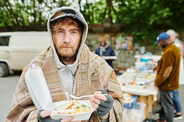 Obdachloser Essen im Freien