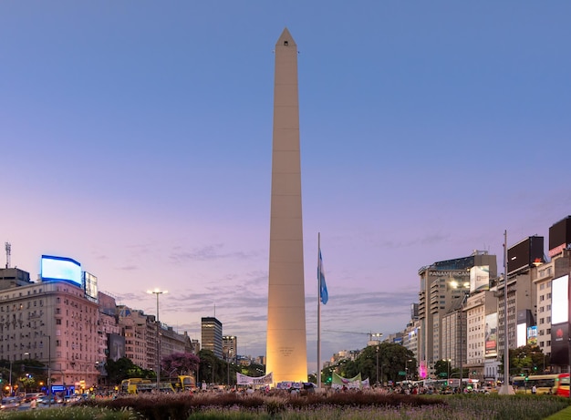 Foto obelisco contra el cielo durante la puesta de sol