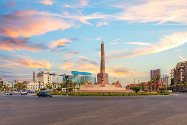 Foto obelisco de ramsés ii na praça tahrir bela vista do pôr-do-sol do cairo, egito