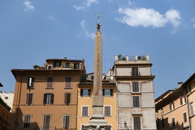 Obelisco en la Plaza del Panteón Piazza della Rotonda en Roma Italia