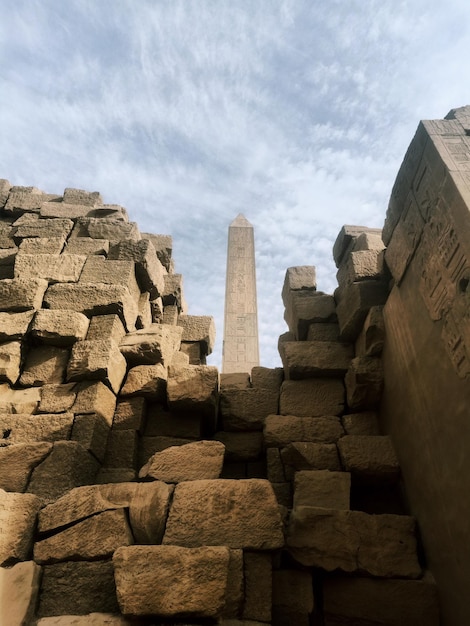 Foto el obelisco de tutmosis i en el templo de karnak