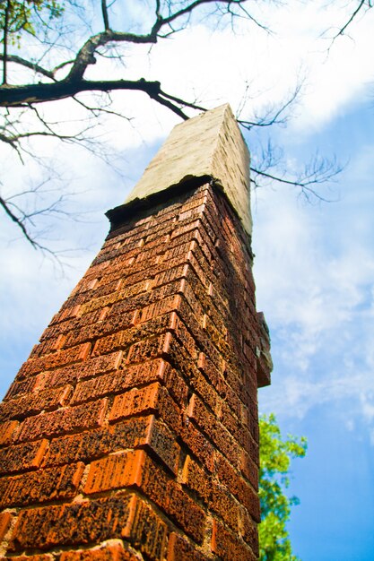 Obelisk oder Säule aus Ziegelstein und Beton vor blauem Himmel